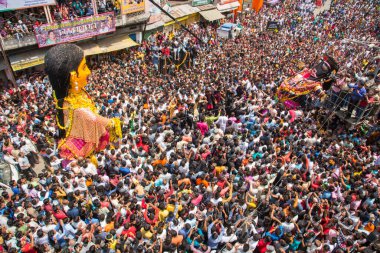 NAGPUR, MAHARASHTRA, INDIA 11 Eylül 2018: Marbat festivali alayındaki kalabalık şehri kötü ruhlardan korumak için kutlanıyor ve şehir sokaklarında şeytani heykeller sergiliyorlar..