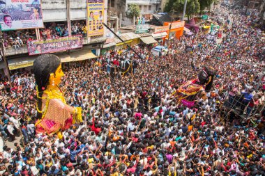 NAGPUR, MAHARASHTRA, INDIA 11 Eylül 2018: Marbat festivali alayındaki kalabalık şehri kötü ruhlardan korumak için kutlanıyor ve şehir sokaklarında şeytani heykeller sergiliyorlar..