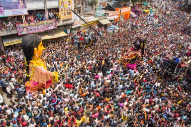 NAGPUR, MAHARASHTRA, INDIA 11 Eylül 2018: Marbat festivali alayındaki kalabalık şehri kötü ruhlardan korumak için kutlanıyor ve şehir sokaklarında şeytani heykeller sergiliyorlar..