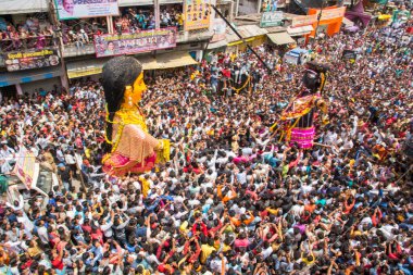 NAGPUR, MAHARASHTRA, INDIA 11 Eylül 2018: Marbat festivali alayındaki kalabalık şehri kötü ruhlardan korumak için kutlanıyor ve şehir sokaklarında şeytani heykeller sergiliyorlar..