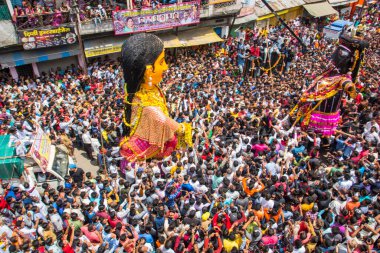 NAGPUR, MAHARASHTRA, INDIA 11 Eylül 2018: Marbat festivali alayındaki kalabalık şehri kötü ruhlardan korumak için kutlanıyor ve şehir sokaklarında şeytani heykeller sergiliyorlar..