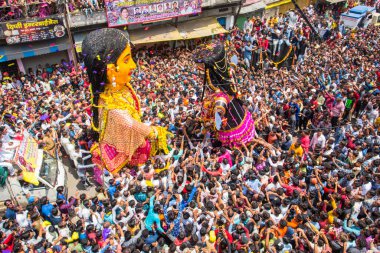 NAGPUR, MAHARASHTRA, INDIA 11 Eylül 2018: Marbat festivali alayındaki kalabalık şehri kötü ruhlardan korumak için kutlanıyor ve şehir sokaklarında şeytani heykeller sergiliyorlar..