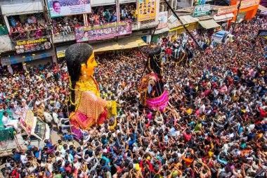 NAGPUR, MAHARASHTRA, INDIA 11 Eylül 2018: Marbat festivali alayındaki kalabalık şehri kötü ruhlardan korumak için kutlanıyor ve şehir sokaklarında şeytani heykeller sergiliyorlar..