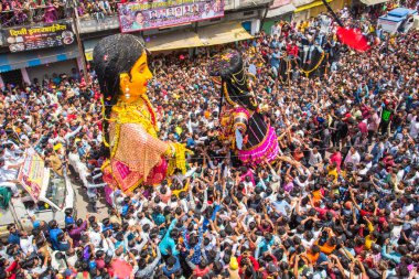 NAGPUR, MAHARASHTRA, INDIA 11 Eylül 2018: Marbat festivali alayındaki kalabalık şehri kötü ruhlardan korumak için kutlanıyor ve şehir sokaklarında şeytani heykeller sergiliyorlar..