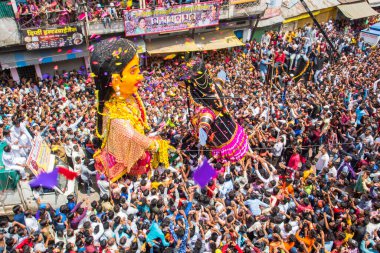 NAGPUR, MAHARASHTRA, INDIA 11 Eylül 2018: Marbat festivali alayındaki kalabalık şehri kötü ruhlardan korumak için kutlanıyor ve şehir sokaklarında şeytani heykeller sergiliyorlar..