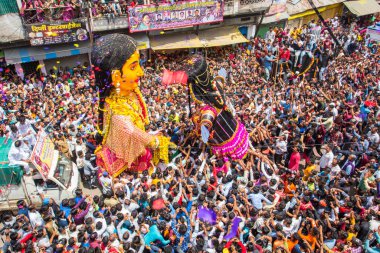 NAGPUR, MAHARASHTRA, INDIA 11 Eylül 2018: Marbat festivali alayındaki kalabalık şehri kötü ruhlardan korumak için kutlanıyor ve şehir sokaklarında şeytani heykeller sergiliyorlar..