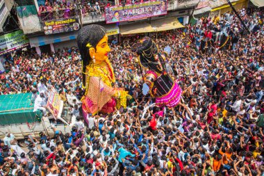 NAGPUR, MAHARASHTRA, INDIA 11 Eylül 2018: Marbat festivali alayındaki kalabalık şehri kötü ruhlardan korumak için kutlanıyor ve şehir sokaklarında şeytani heykeller sergiliyorlar..