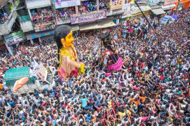 NAGPUR, MAHARASHTRA, INDIA 11 Eylül 2018: Marbat festivali alayındaki kalabalık şehri kötü ruhlardan korumak için kutlanıyor ve şehir sokaklarında şeytani heykeller sergiliyorlar..