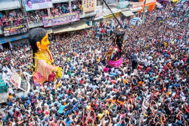 NAGPUR, MAHARASHTRA, INDIA 11 Eylül 2018: Marbat festivali alayındaki kalabalık şehri kötü ruhlardan korumak için kutlanıyor ve şehir sokaklarında şeytani heykeller sergiliyorlar..