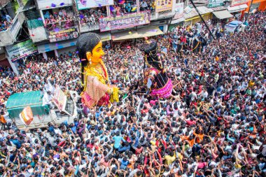 NAGPUR, MAHARASHTRA, INDIA 11 Eylül 2018: Marbat festivali alayındaki kalabalık şehri kötü ruhlardan korumak için kutlanıyor ve şehir sokaklarında şeytani heykeller sergiliyorlar..