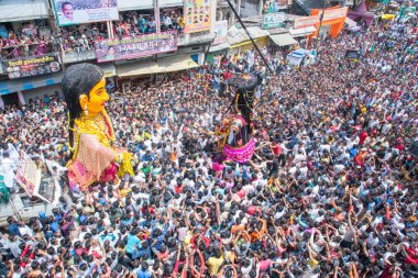 NAGPUR, MAHARASHTRA, INDIA 11 Eylül 2018: Marbat festivali alayındaki kalabalık şehri kötü ruhlardan korumak için kutlanıyor ve şehir sokaklarında şeytani heykeller sergiliyorlar..