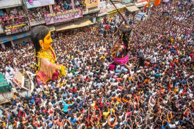 NAGPUR, MAHARASHTRA, INDIA 11 Eylül 2018: Marbat festivali alayındaki kalabalık şehri kötü ruhlardan korumak için kutlanıyor ve şehir sokaklarında şeytani heykeller sergiliyorlar..