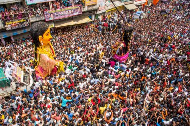 NAGPUR, MAHARASHTRA, INDIA 11 Eylül 2018: Marbat festivali alayındaki kalabalık şehri kötü ruhlardan korumak için kutlanıyor ve şehir sokaklarında şeytani heykeller sergiliyorlar..