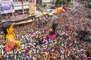 NAGPUR, MAHARASHTRA, INDIA 11 Eylül 2018: Marbat festivali alayındaki kalabalık şehri kötü ruhlardan korumak için kutlanıyor ve şehir sokaklarında şeytani heykeller sergiliyorlar..