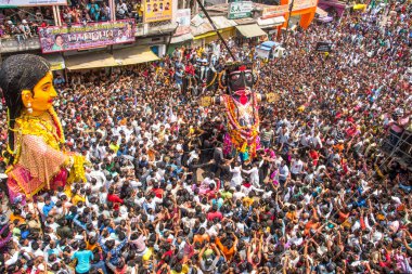 NAGPUR, MAHARASHTRA, INDIA 11 Eylül 2018: Marbat festivali alayındaki kalabalık şehri kötü ruhlardan korumak için kutlanıyor ve şehir sokaklarında şeytani heykeller sergiliyorlar..