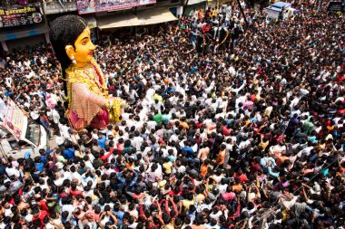 NAGPUR, MAHARASHTRA, INDIA 11 Eylül 2018: Marbat festivali alayındaki kalabalık şehri kötü ruhlardan korumak için kutlanıyor ve şehir sokaklarında şeytani heykeller sergiliyorlar..