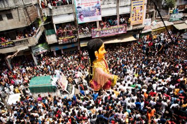 NAGPUR, MAHARASHTRA, INDIA 11 Eylül 2018: Marbat festivali alayındaki kalabalık şehri kötü ruhlardan korumak için kutlanıyor ve şehir sokaklarında şeytani heykeller sergiliyorlar..