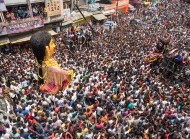 NAGPUR, MAHARASHTRA, INDIA 11 Eylül 2018: Marbat festivali alayındaki kalabalık şehri kötü ruhlardan korumak için kutlanıyor ve şehir sokaklarında şeytani heykeller sergiliyorlar..