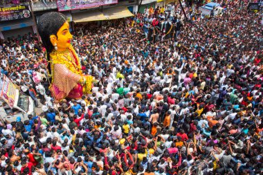 NAGPUR, MAHARASHTRA, INDIA 11 Eylül 2018: Marbat festivali alayındaki kalabalık şehri kötü ruhlardan korumak için kutlanıyor ve şehir sokaklarında şeytani heykeller sergiliyorlar..