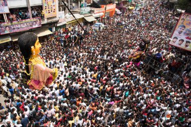 NAGPUR, MAHARASHTRA, INDIA 11 Eylül 2018: Marbat festivali alayındaki kalabalık şehri kötü ruhlardan korumak için kutlanıyor ve şehir sokaklarında şeytani heykeller sergiliyorlar..