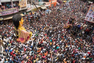 NAGPUR, MAHARASHTRA, INDIA 11 Eylül 2018: Marbat festivali alayındaki kalabalık şehri kötü ruhlardan korumak için kutlanıyor ve şehir sokaklarında şeytani heykeller sergiliyorlar..