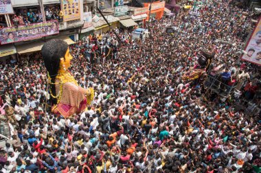 NAGPUR, MAHARASHTRA, INDIA 11 Eylül 2018: Marbat festivali alayındaki kalabalık şehri kötü ruhlardan korumak için kutlanıyor ve şehir sokaklarında şeytani heykeller sergiliyorlar..