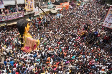 NAGPUR, MAHARASHTRA, INDIA 11 Eylül 2018: Marbat festivali alayındaki kalabalık şehri kötü ruhlardan korumak için kutlanıyor ve şehir sokaklarında şeytani heykeller sergiliyorlar..