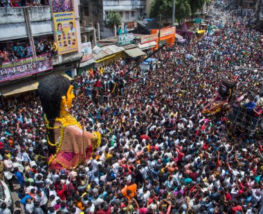 NAGPUR, MAHARASHTRA, INDIA 11 Eylül 2018: Marbat festivali alayındaki kalabalık şehri kötü ruhlardan korumak için kutlanıyor ve şehir sokaklarında şeytani heykeller sergiliyorlar..