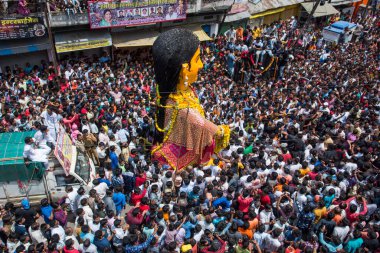 NAGPUR, MAHARASHTRA, INDIA 11 Eylül 2018: Marbat festivali alayındaki kalabalık şehri kötü ruhlardan korumak için kutlanıyor ve şehir sokaklarında şeytani heykeller sergiliyorlar..