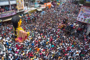 NAGPUR, MAHARASHTRA, INDIA 11 Eylül 2018: Marbat festivali alayındaki kalabalık şehri kötü ruhlardan korumak için kutlanıyor ve şehir sokaklarında şeytani heykeller sergiliyorlar..