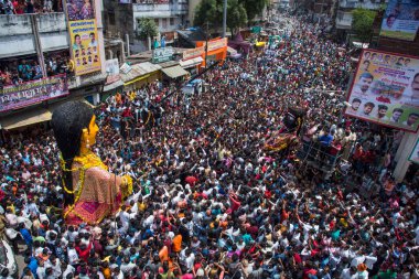 NAGPUR, MAHARASHTRA, INDIA 11 Eylül 2018: Marbat festivali alayındaki kalabalık şehri kötü ruhlardan korumak için kutlanıyor ve şehir sokaklarında şeytani heykeller sergiliyorlar..