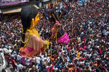 NAGPUR, MAHARASHTRA, INDIA 11 Eylül 2018: Marbat festivali alayındaki kalabalık şehri kötü ruhlardan korumak için kutlanıyor ve şehir sokaklarında şeytani heykeller sergiliyorlar..