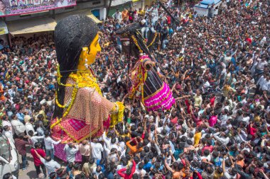 NAGPUR, MAHARASHTRA, INDIA 11 Eylül 2018: Marbat festivali alayındaki kalabalık şehri kötü ruhlardan korumak için kutlanıyor ve şehir sokaklarında şeytani heykeller sergiliyorlar..