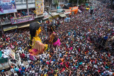 NAGPUR, MAHARASHTRA, INDIA 11 Eylül 2018: Marbat festivali alayındaki kalabalık şehri kötü ruhlardan korumak için kutlanıyor ve şehir sokaklarında şeytani heykeller sergiliyorlar..