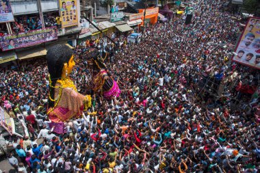 NAGPUR, MAHARASHTRA, INDIA 11 Eylül 2018: Marbat festivali alayındaki kalabalık şehri kötü ruhlardan korumak için kutlanıyor ve şehir sokaklarında şeytani heykeller sergiliyorlar..