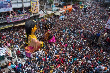 NAGPUR, MAHARASHTRA, INDIA 11 Eylül 2018: Marbat festivali alayındaki kalabalık şehri kötü ruhlardan korumak için kutlanıyor ve şehir sokaklarında şeytani heykeller sergiliyorlar..