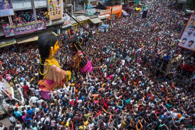 NAGPUR, MAHARASHTRA, INDIA 11 Eylül 2018: Marbat festivali alayındaki kalabalık şehri kötü ruhlardan korumak için kutlanıyor ve şehir sokaklarında şeytani heykeller sergiliyorlar..