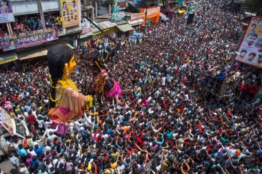 NAGPUR, MAHARASHTRA, INDIA 11 Eylül 2018: Marbat festivali alayındaki kalabalık şehri kötü ruhlardan korumak için kutlanıyor ve şehir sokaklarında şeytani heykeller sergiliyorlar..