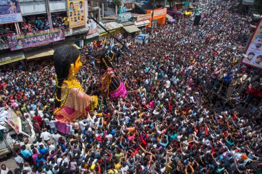 NAGPUR, MAHARASHTRA, INDIA 11 Eylül 2018: Marbat festivali alayındaki kalabalık şehri kötü ruhlardan korumak için kutlanıyor ve şehir sokaklarında şeytani heykeller sergiliyorlar..