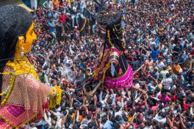 NAGPUR, MAHARASHTRA, INDIA 11 Eylül 2018: Marbat festivali alayındaki kalabalık şehri kötü ruhlardan korumak için kutlanıyor ve şehir sokaklarında şeytani heykeller sergiliyorlar..