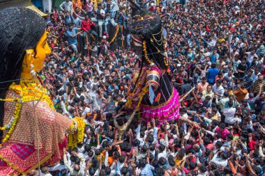 NAGPUR, MAHARASHTRA, INDIA 11 Eylül 2018: Marbat festivali alayındaki kalabalık şehri kötü ruhlardan korumak için kutlanıyor ve şehir sokaklarında şeytani heykeller sergiliyorlar..