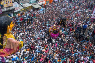 NAGPUR, MAHARASHTRA, INDIA 11 Eylül 2018: Marbat festivali alayındaki kalabalık şehri kötü ruhlardan korumak için kutlanıyor ve şehir sokaklarında şeytani heykeller sergiliyorlar..