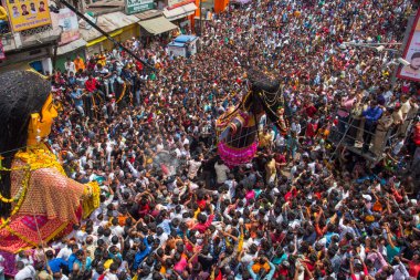 NAGPUR, MAHARASHTRA, INDIA 11 Eylül 2018: Marbat festivali alayındaki kalabalık şehri kötü ruhlardan korumak için kutlanıyor ve şehir sokaklarında şeytani heykeller sergiliyorlar..