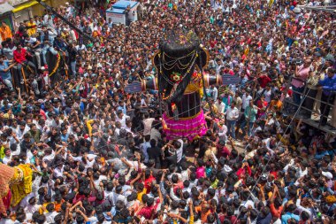 NAGPUR, MAHARASHTRA, INDIA 11 Eylül 2018: Marbat festivali alayındaki kalabalık şehri kötü ruhlardan korumak için kutlanıyor ve şehir sokaklarında şeytani heykeller sergiliyorlar..