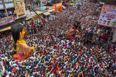 NAGPUR, MAHARASHTRA, INDIA 11 Eylül 2018: Marbat festivali alayındaki kalabalık şehri kötü ruhlardan korumak için kutlanıyor ve şehir sokaklarında şeytani heykeller sergiliyorlar..