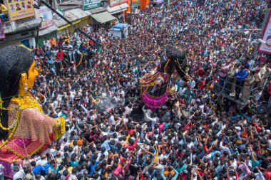 NAGPUR, MAHARASHTRA, INDIA 11 Eylül 2018: Marbat festivali alayındaki kalabalık şehri kötü ruhlardan korumak için kutlanıyor ve şehir sokaklarında şeytani heykeller sergiliyorlar..