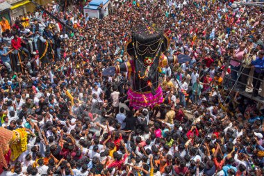 NAGPUR, MAHARASHTRA, INDIA 11 Eylül 2018: Marbat festivali alayındaki kalabalık şehri kötü ruhlardan korumak için kutlanıyor ve şehir sokaklarında şeytani heykeller sergiliyorlar..