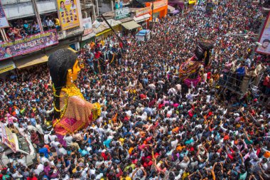 NAGPUR, MAHARASHTRA, INDIA 11 Eylül 2018: Marbat festivali alayındaki kalabalık şehri kötü ruhlardan korumak için kutlanıyor ve şehir sokaklarında şeytani heykeller sergiliyorlar..