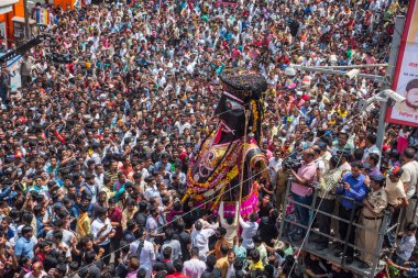 NAGPUR, MAHARASHTRA, INDIA 11 Eylül 2018: Marbat festivali alayındaki kalabalık şehri kötü ruhlardan korumak için kutlanıyor ve şehir sokaklarında şeytani heykeller sergiliyorlar..