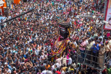 NAGPUR, MAHARASHTRA, INDIA 11 Eylül 2018: Marbat festivali alayındaki kalabalık şehri kötü ruhlardan korumak için kutlanıyor ve şehir sokaklarında şeytani heykeller sergiliyorlar..